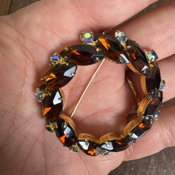 Vintage Gold Tone Brown White AB Crystal Rhinestone Circle Wreath Brooch Pin - Picture 4 of 5